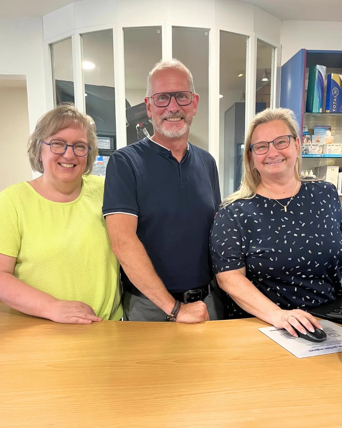Das Team von Augenzuhause in Lauenburg, Büchen und Marschacht Team von Augenzuhause hinter dem Beratungstresen im Ladengeschäft