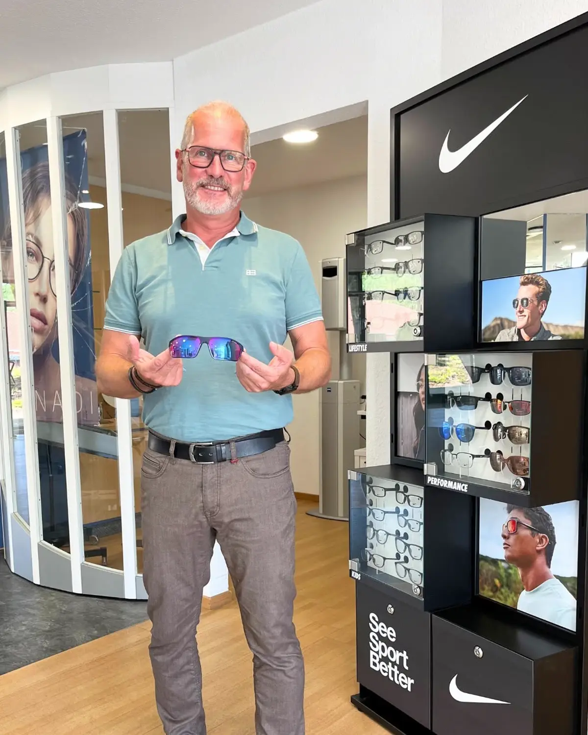 Sonnenbrillen und Sportbrillen bei Augenzuhause Auswahl an Sonnenbrillen und Sportbrillen im Ladengeschäft