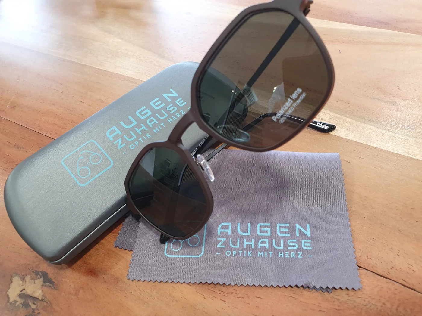 Elvkieker, die Hausmarke von Augenzuhause Elvkieker Sonnenbrille mit Augenzuhause Etui und Brillenputztuch
