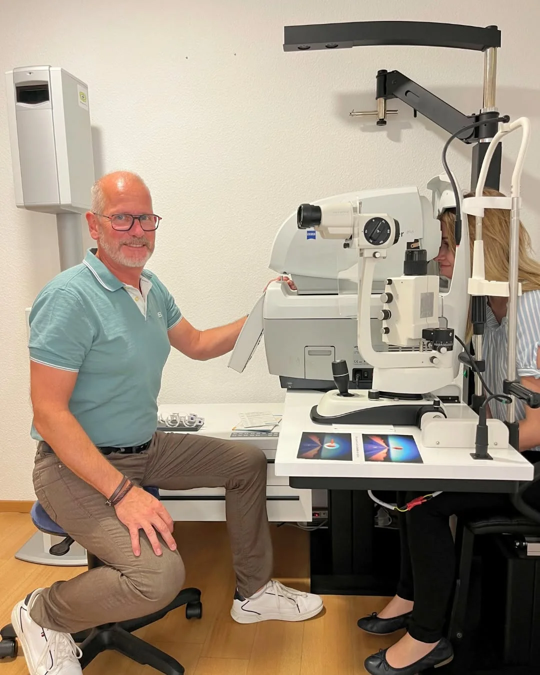 Augenglasbestimmung bei Augenzuhause Augenoptiker führt bei einer Kundin eine Augenglasbestimmung durch